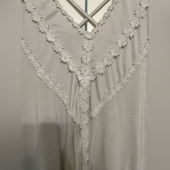 NWOT POL Gray/Beige Floral Flowy Criss Cross Tank Top - Picture 3 of 6